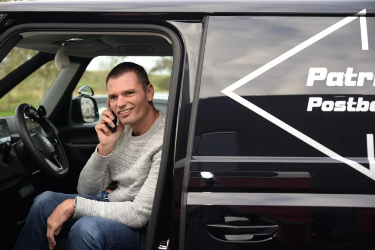 Patrick neemt persoonlijk de telefoon aan in zijn koeriersbus
